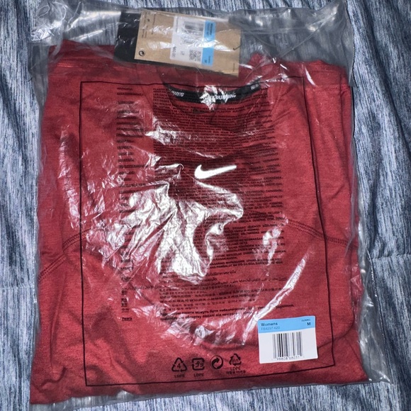 NWT Nike Women’s Medium Running Shirt with Pockets - Picture 5 of 6